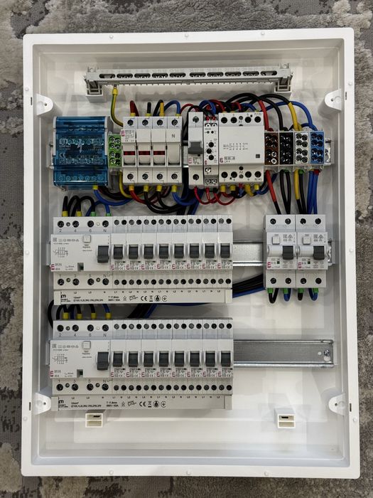 Electrician, tablotier