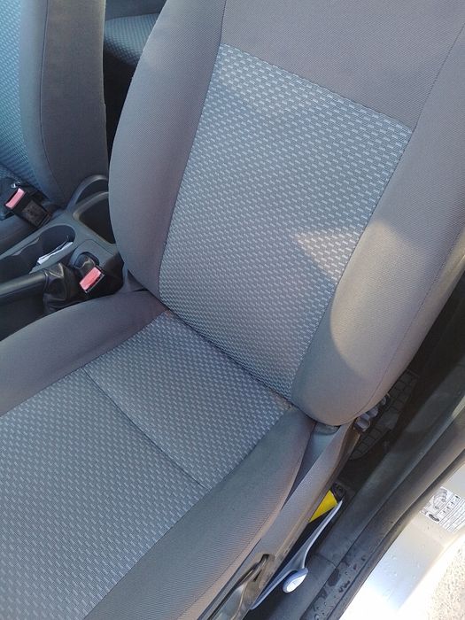 Vând Ford focus 2 1.4 benzina 2008 proprietar fiscal pe loc Citiți Tot