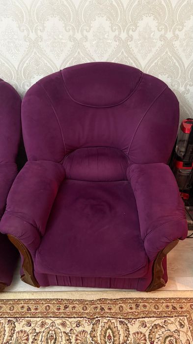 Продается диван вместе с 2 креслами.