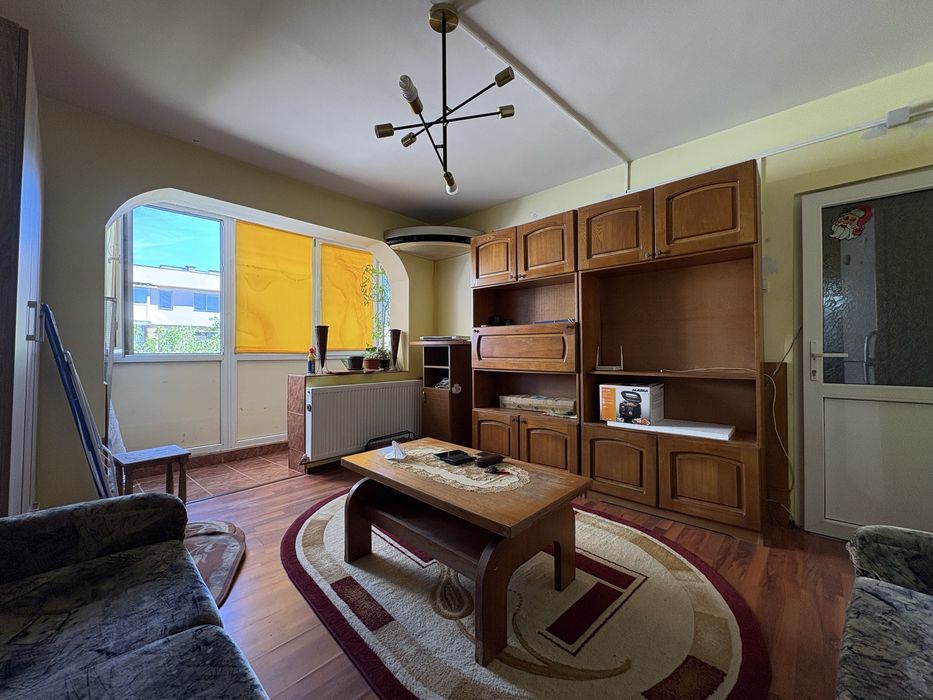 Vand apartament cu 2 camere decomandat in zona crihala