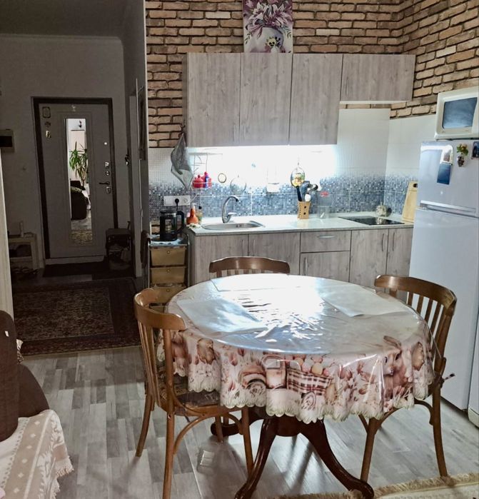 Продам обеденный стол со стульями
