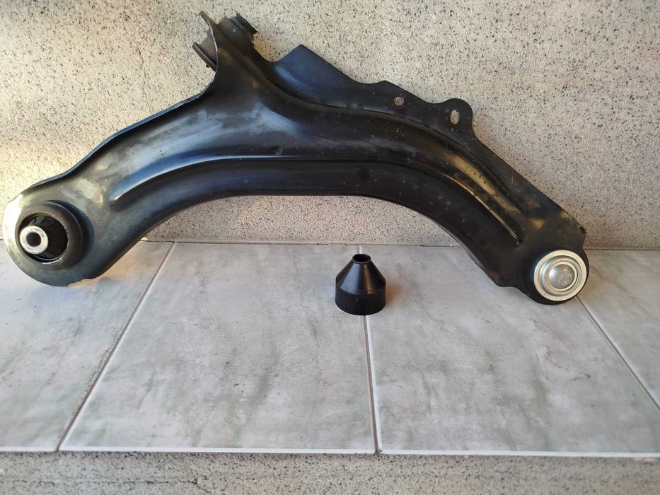 Продавам предни носачи за Рено-Меган