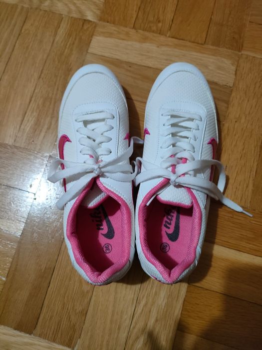 нови маратонки NIKE номер 36