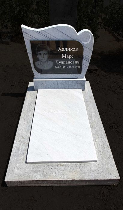 Памятник из белого мрамора