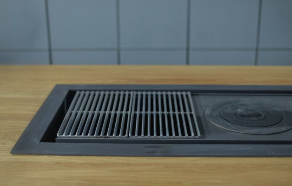 Masă interior / exterior cu grătar “Gentlemen’s Grill”