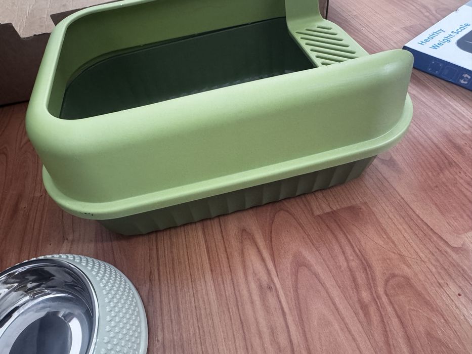 Для кота туалет и миски