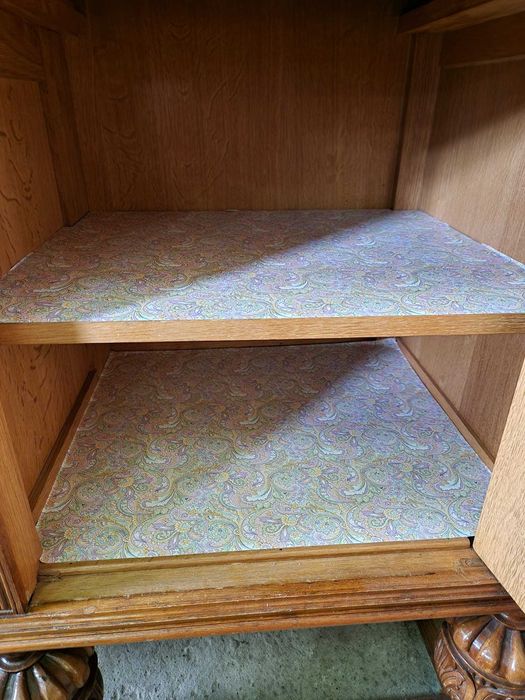 Изящно резбован контрабюфет дресоар от дъбов масив с метален обков