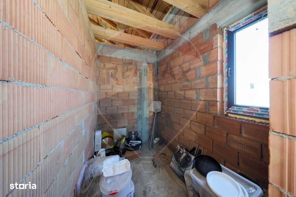 Duplex  la roșu cu 2 apartamente - 6 camere, terase generoase și curte