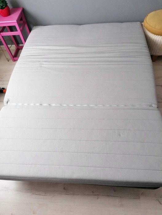 Canapea cu cadru metalic