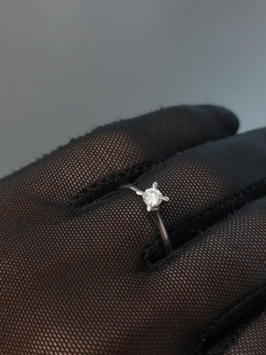 Продам элегантное кольцо с бриллиантом