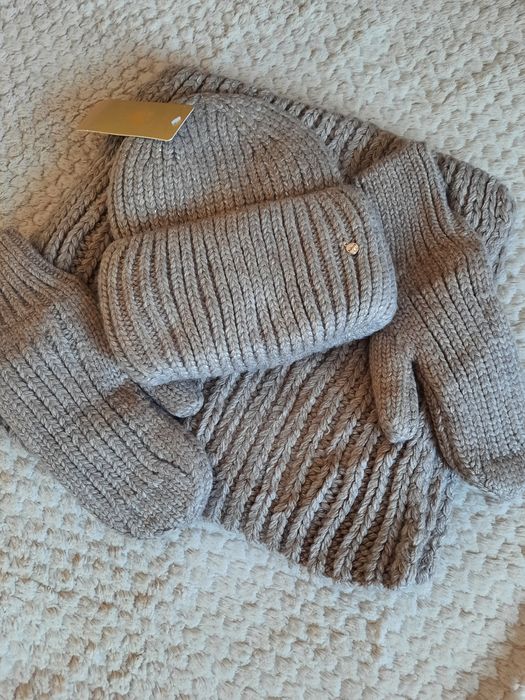 Продам новые женские шапки наборы