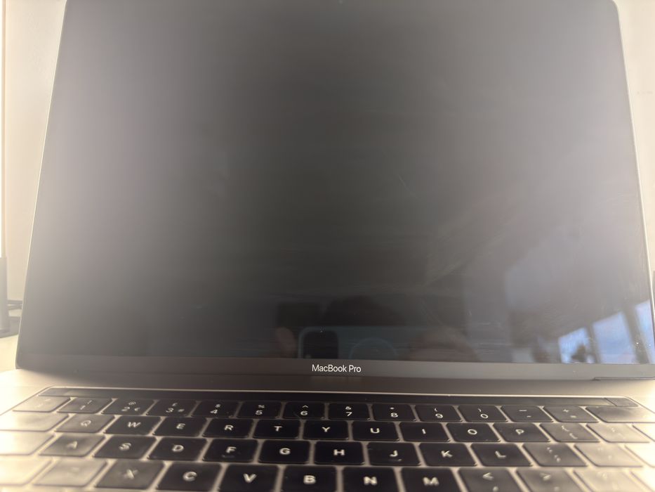 MacBook Pro 15-inch A1990 – aproape nou, folosit doar 100 ore, cu încărcător