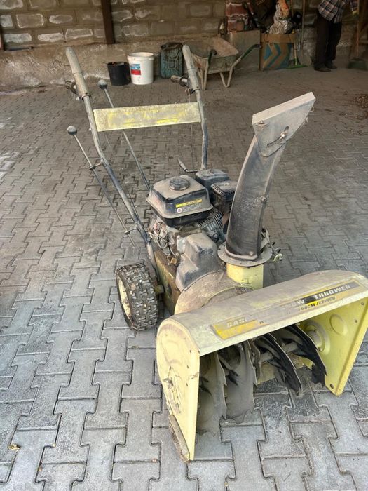 Продается снегоуборщик в хорошем состояний