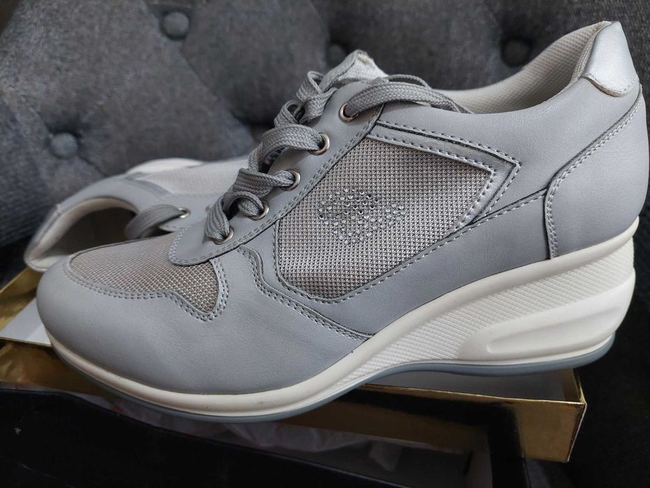 Pantofi sport cu toc plat de 5 cm în interior și față din piele eco