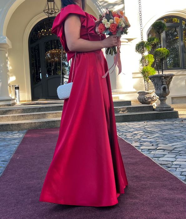 Rochie eleganta de seara cu volanase si decolteu in V pentru eveniment