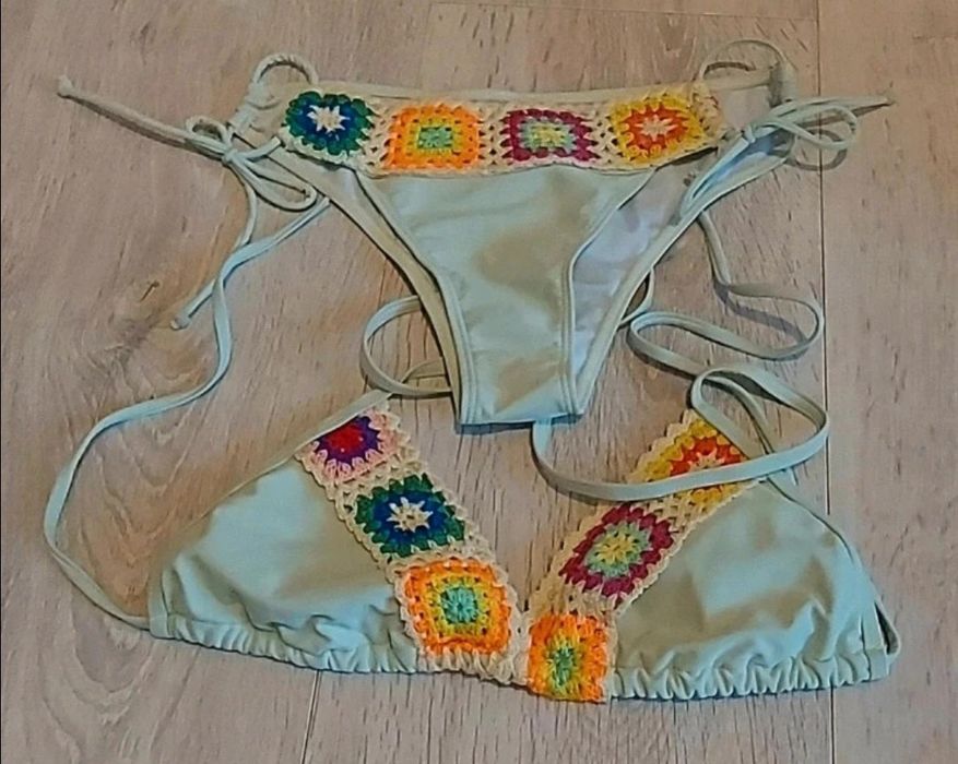 Vând costum de baie