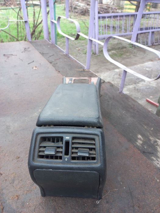 Подлокотник на 210 мерседес 98 года