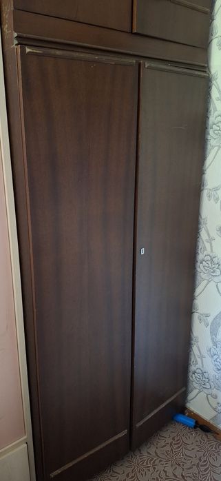 Деревянный шкаф.
