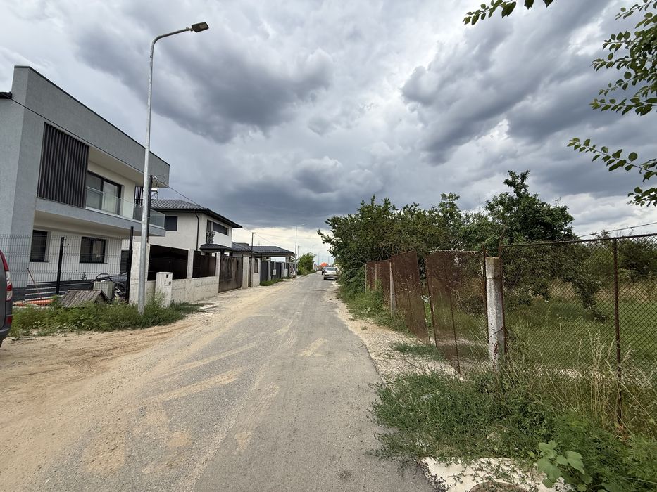 Teren Manolache 400 mp La doar 5 minute se află zone comerciale: Auchan, Lidl, IKEA, Mobexpert, Kaufland, Metro, Decathlon, Dedeman, Leroy Merlin