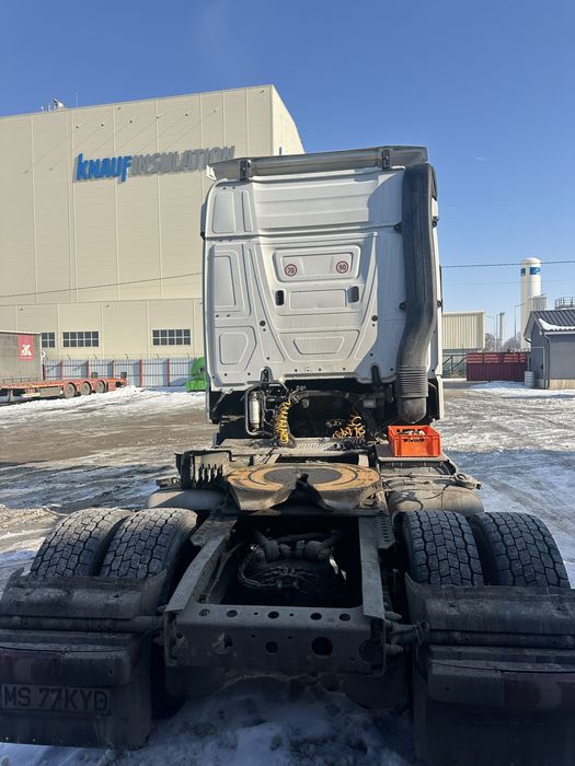 Dezmembrez Mercedes actros