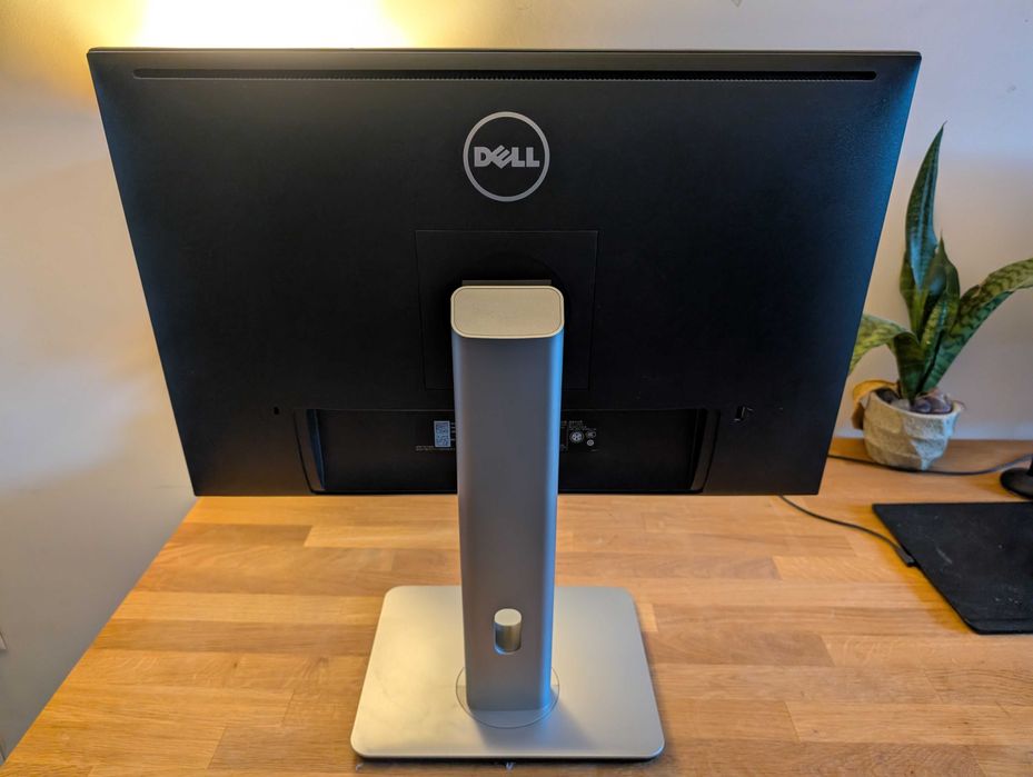 Монитор Dell UltraSharp U2415 – перфектно състояние.