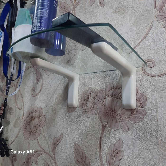 Сотилади 6 та бор деворга катирлади