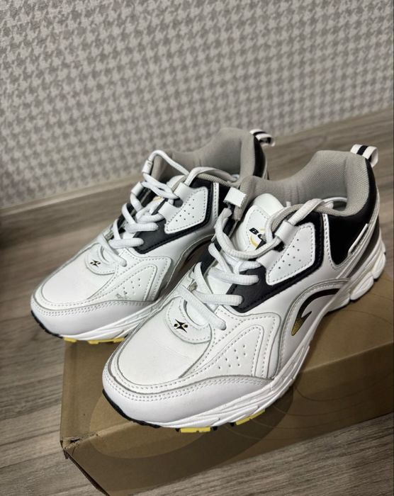 Кроссовки белые женские