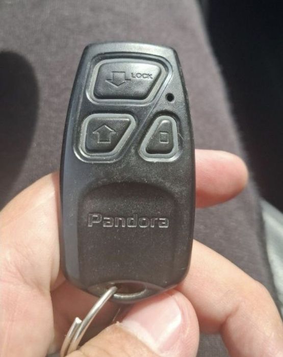 Продам брелок пулт от Pandora R-463 состояние хорошое (не комплект..