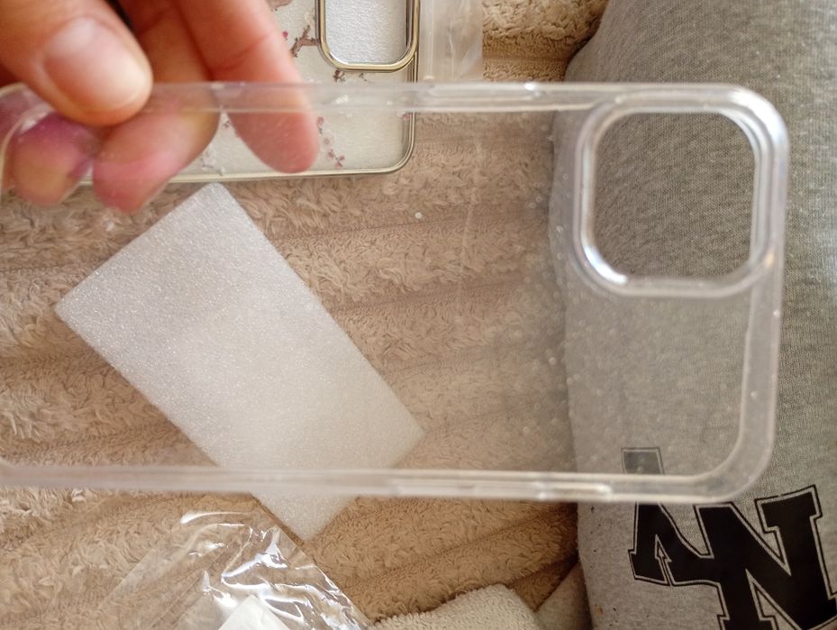 Vând huse iPhone 13