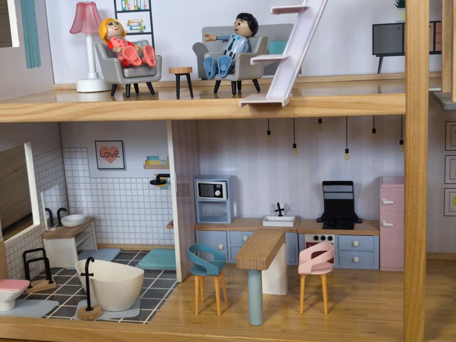 Дървена къща за кукли