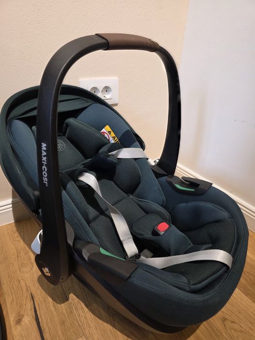 Maxi-Cosi Pebble 360 Pro² + FamilyFix 360 Pro, ca nouă, cu cutie originală