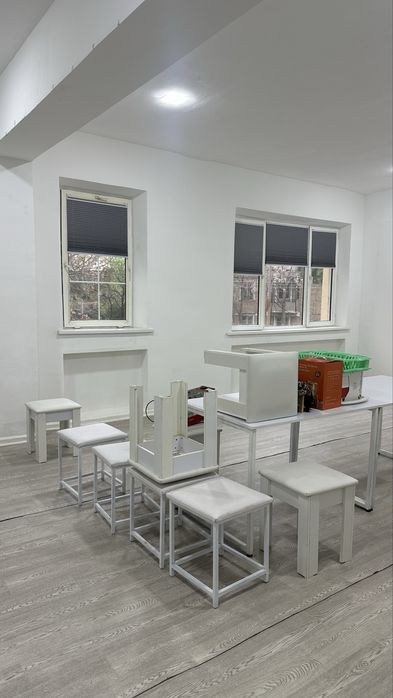 Taburetka, stol, oyna, proyektor, konditsioner, pechka