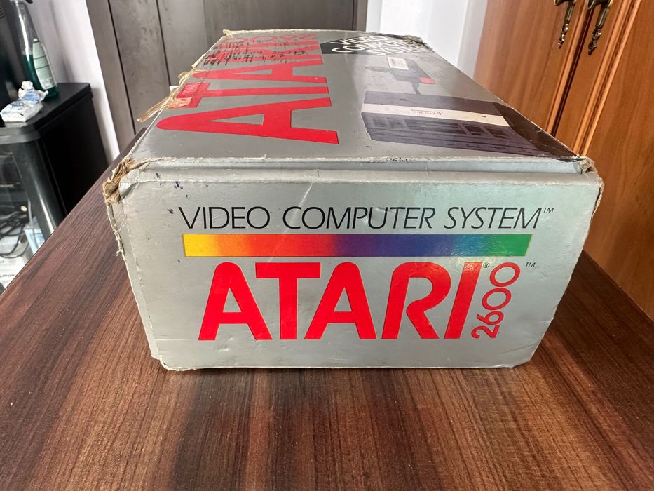 Конзола Atari 2600 с оригинална кутия.