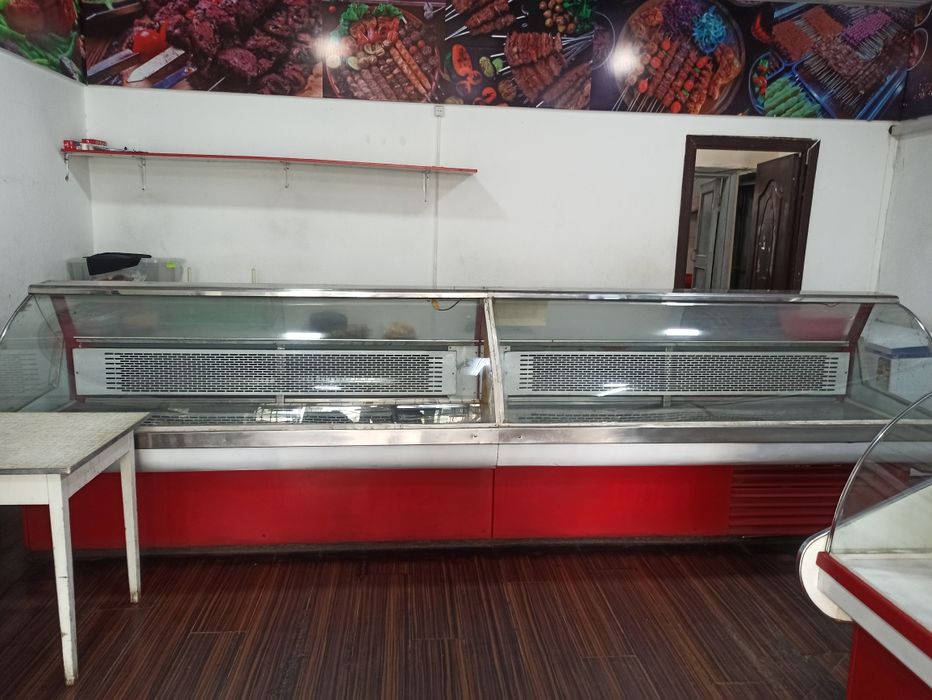 Аренда места для продажи куриного мяса или колбасных изделий и сыр.