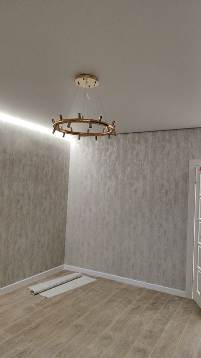 Поклейка обоев, покраска  стен и потолков