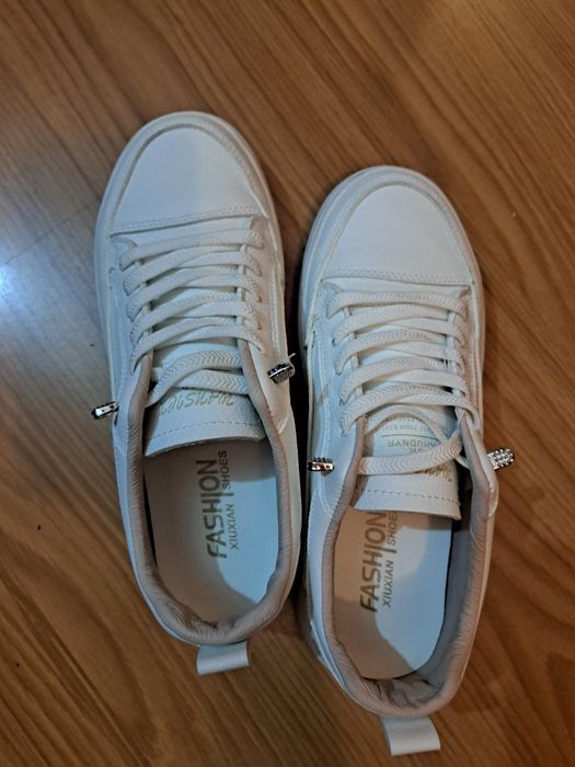 Кроссовки на 37 размер