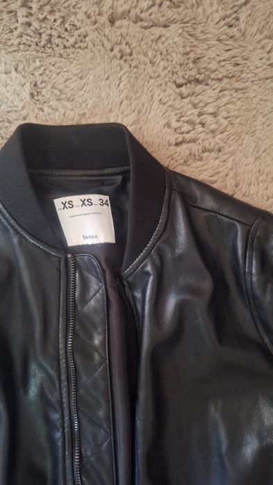 Продавам марково тийн яке Бершка