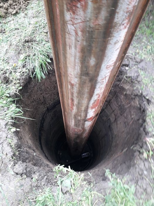 Nicoara foreaza fântâni. Piloni