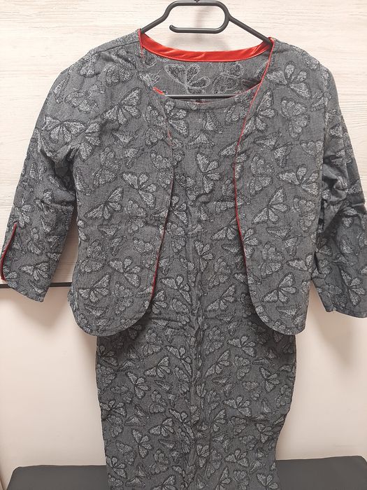 Всичко по 20 лв...Дамски костюми, поли