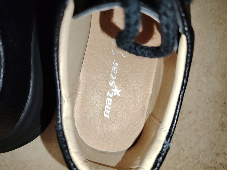 Сникърси . Естествена кожа!