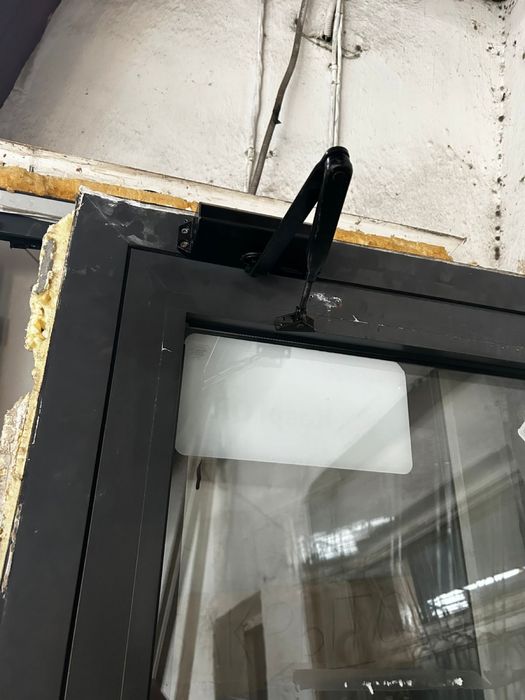 Продам алюминиевую стеклянную дверь