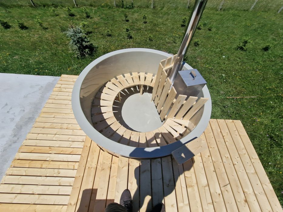 Ciubar și piscina din polipropilena la comanda, bănci din lemn sau PP