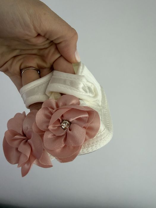 Бебешка официална рокля с дантела и аксесоари