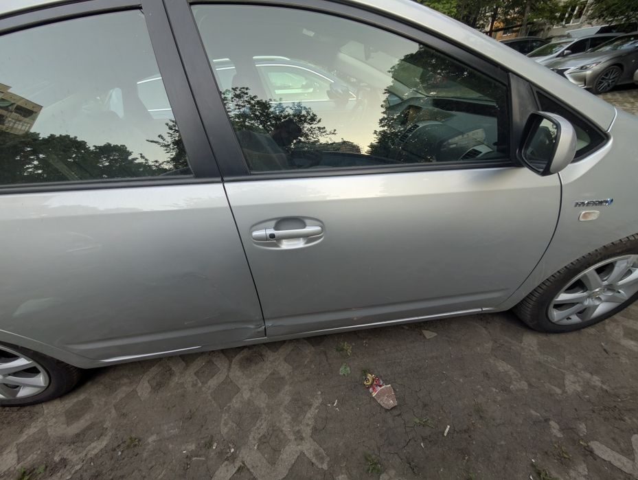 Продавам на части  приус / prius 2, калник, врати