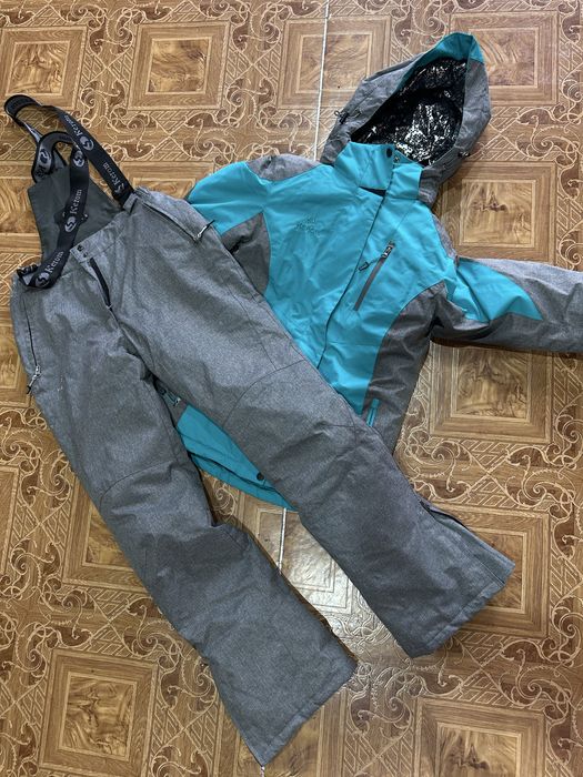 Зимний женский комбинезон