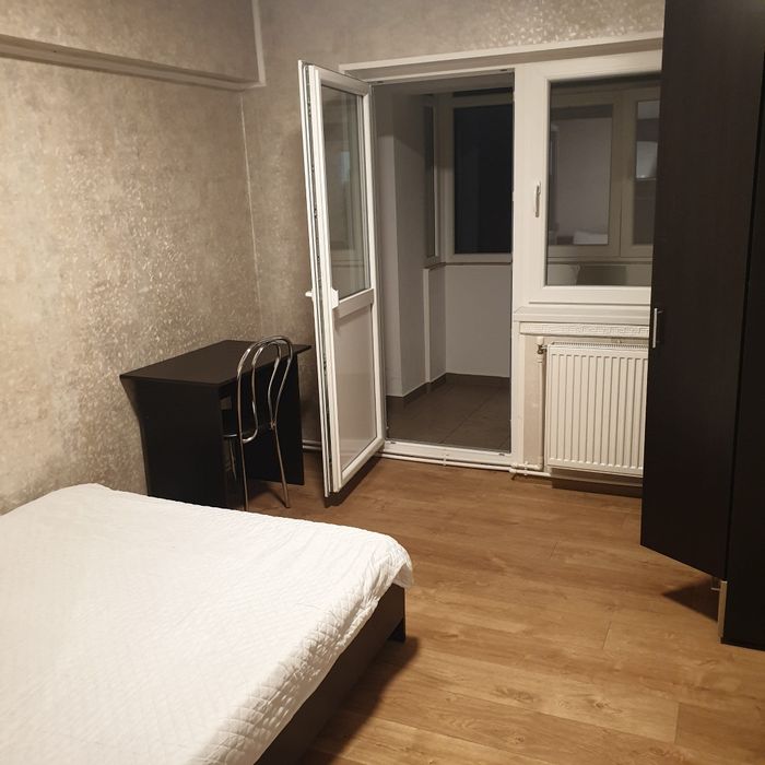 UMF, proprietari, vand apartament cu patru camere etaj 3,  95mp  ultracentral vi-sa-vis de Spitalul sfântul Spiridon, etaj 3