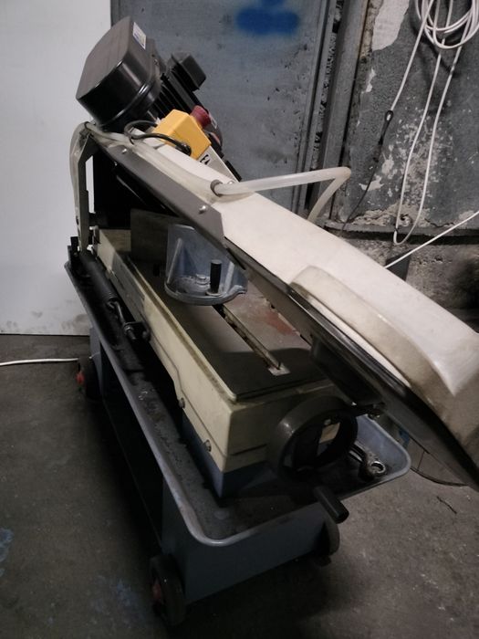 Fierăstrău cu banda pentru metale