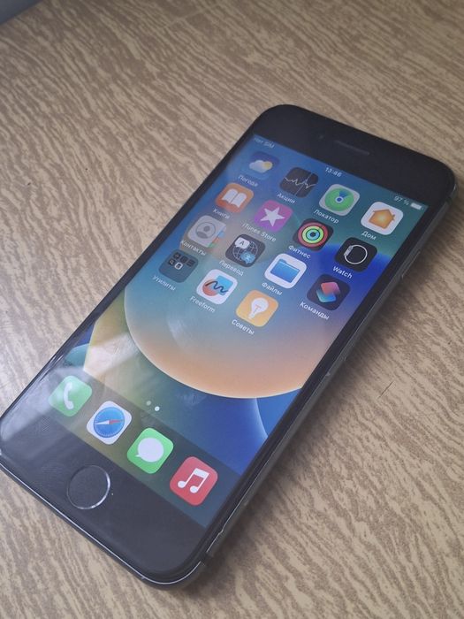 Айфон 8 с разбитым задним стеклом