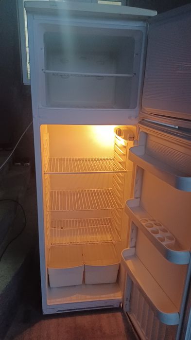 SAMSUNG Халадильник 2Х камерный работает отлично