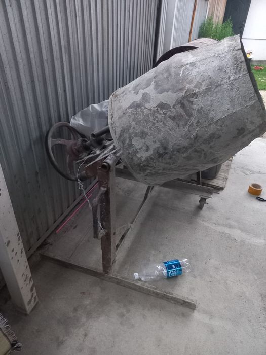 бетономешалка, работает 220